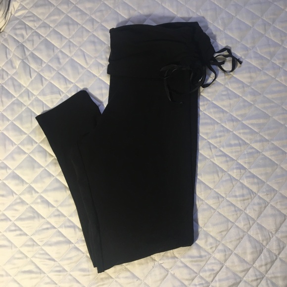 Victoria's Secret Pants - NWOT Victoria’s Secret Cropped Yoga Pants Small Victoria's Secret Pants - NWOT Victoria’s Secret Cropped Yoga Pants Small
